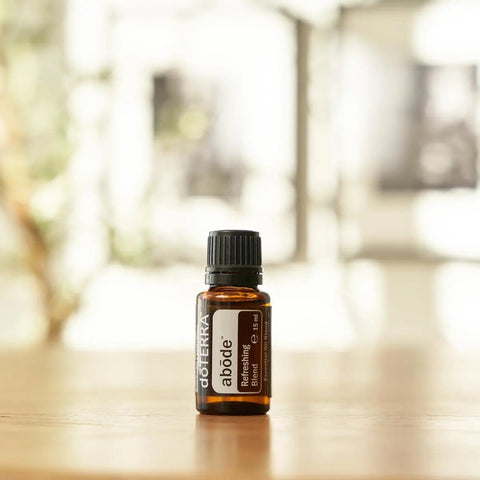 dōTERRA Abode Mischung 15ml – Flasche auf Holztisch | ätherisches Öl doTERRA