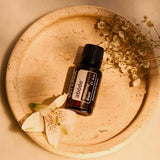 dōTERRA Abode Mischung 15ml – Flasche auf Terrakotta-Tablett mit getrockneten Blumen | doTERRA