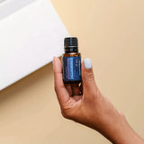 dōTERRA Adaptiv Mischung 15ml – Hand hält Flasche vor beigem Hintergrund | doTERRA
