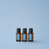 dōTERRA Air Atemwegs-Mischung 15ml – drei Flaschen auf hellblauem Studiohintergrund | doTERRA