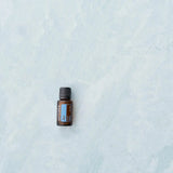 dōTERRA Air Atemwegs-Mischung 15ml – Flasche auf blauem Marmor Aufsicht minimalistisch | doTERRA
