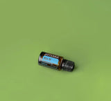 dōTERRA Air X Mischung 15ml – geneigte Flasche auf olivgrünem Hintergrund Aufsicht | doTERRA
