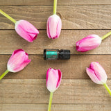 dōTERRA Align Zentrierende Mischung 5ml – Flasche auf rustikalem Holzbrett mit Tulpen und Rosen | doTERRA