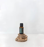 dōTERRA Balance Mischung 15ml – Flasche mit Holzscheiben auf weißem Hintergrund | doTERRA