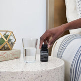 dōTERRA CP+ Softgels Lifestyle mit Terrazzo Gefäß und Wasser | Natürliche Zellpflege doTERRA
