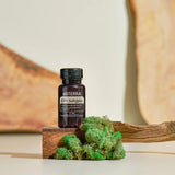dōTERRA CP+ Softgels auf Holzblock mit grünem Moos Studio | Nahrungsergänzung doTERRA