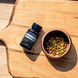 dōTERRA CP Plus Softgels – Flasche auf Holzbrett mit Schüssel voller Softgels, Vogelperspektive | doTERRA