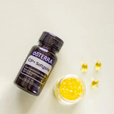 dōTERRA CP Plus Softgels – Flasche mit Softgels in Schüssel und Kristall auf beigem Hintergrund | doTERRA
