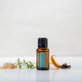 dōTERRA DDR Prime 15ml – Studio auf weißem Hintergrund mit Haut, Orange, Thymian und Weihrauch-Harz | doTERRA