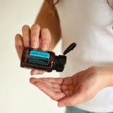 dōTERRA DDR Prime Softgels – Offene Flasche mit Softgel auf der Handfläche | doTERRA