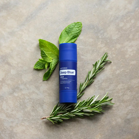 dōTERRA Deep Blue Copaiba Stick mit Minze und Rosmarin auf Stein | Muskelkomfort doTERRA
