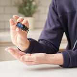 dōTERRA Deep Blue 5ml – Person in blauem Anzug trägt Tropfen auf Handfläche in der Küche auf | doTERRA