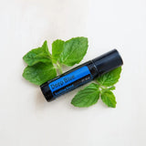 dōTERRA Deep Blue Roll-On 10ml – Frische Minzblätter auf weißer Oberfläche, Vogelperspektive | doTERRA