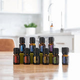 dōTERRA Family Essentials Kit 10 Öle 5ml Flaschen auf Tisch | Familien-Set Wohlbefinden doTERRA
