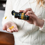 dōTERRA Kurkuma Zweikammerkapseln – Hand hält Kapseln für tägliches Wohlbefinden | doTERRA