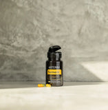 dōTERRA Kurkuma Zweikammerkapseln – Kapseln neben frischer Kurkumawurzel für Wohlbefinden | doTERRA