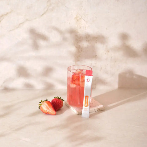 dōTERRA MetaPWR Recharge Wild Strawberry Gefäß mit Getränk und Erdbeeren für Wohlbefinden | doTERRA