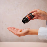dōTERRA On Guard Plus Kapseln auf der Hand für Wohlbefinden | doTERRA