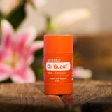 dōTERRA On Guard™ Stick + Echinacea auf Holzunterlage – natürliche Zutaten