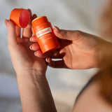 dōTERRA On Guard™ Stick + Echinacea in offenen Händen