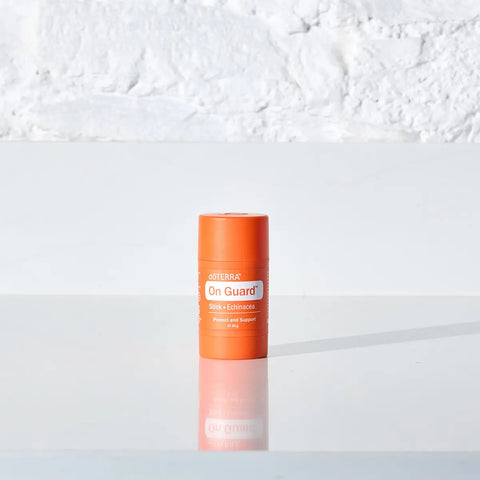 dōTERRA On Guard™ Stick + Echinacea auf spiegelnder Oberfläche