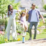 dōTERRA Rescuer Roll-on 10ml – Familie im Garten bei der Anwendung für gemeinsames Wohlbefinden | doTERRA