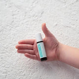 dōTERRA Tamer Touch 10ml ätherisches Öl angewendet auf Kinderhand | doTERRA