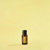 dōTERRA Ätherisches Zitronenöl 15ml auf gelbem Hintergrund für Wohlbefinden | doTERRA