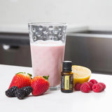 dōTERRA Ätherisches Zitronenöl im Shake mit roten Früchten für Wohlbefinden | doTERRA