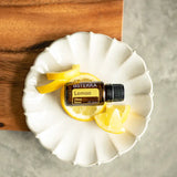 dōTERRA Ätherisches Zitronenöl auf Keramikteller für Wohlbefinden | doTERRA