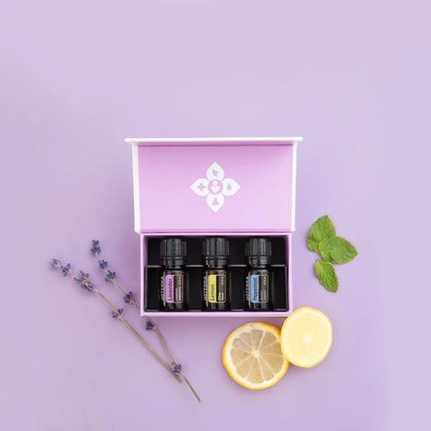 dōTERRA Einsteiger-Set EU – drei ätherische Öle auf lila Studio-Hintergrund | doTERRA