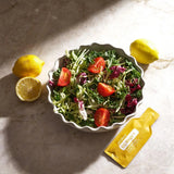 dōTERRA EO Mega Nahrungsergänzung – Sachet neben Salat, Tomate und Zitrone auf Marmor, Vogelperspektive | doTERRA
