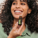 dōTERRA Grüne Mandarine ätherisches Öl 5ml Frau lächelnd natürliches Licht | dōTERRA Grüne Mandarine