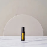 dōTERRA Helichrysum Touch Roll-On 10ml – Flasche vor pastellfarbenem minimalistischem Hintergrund | doTERRA