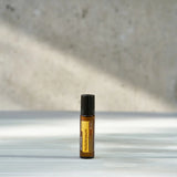 dōTERRA Helichrysum Touch Roll-On 10ml – Zwei Flaschen mit gelben Blumen und Bokeh-Effekt | doTERRA