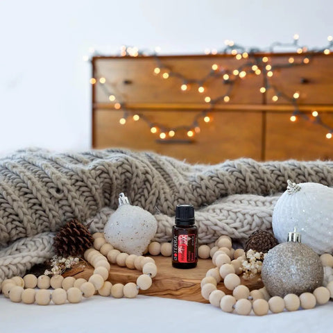 dōTERRA Holiday Joy 15ml Mischung mit Weihnachtskugeln und Tannenzapfen | doTERRA