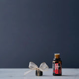 dōTERRA Holiday Joy 15ml Mischung – zwei Flaschen als Geschenk auf Marmor | doTERRA