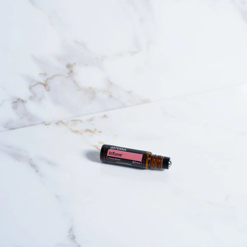 dōTERRA InTune Touch Roll-On 10ml – Flasche im Studio vor beigem Hintergrund | doTERRA