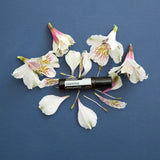 dōTERRA Jasmin Touch Roll-On 10ml – Blütenblätter und Alstroemerie auf blauem Hintergrund, Vogelperspektive | doTERRA