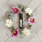 dōTERRA Jasmin Touch Roll-On 10ml – Blumenkrone mit weißen Chrysanthemen und Malven auf Holz, Vogelperspektive | doTERRA
