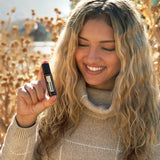 dōTERRA Jasmin Touch Roll-On 10ml – Blonde lockige Frau lächelt auf goldenem Feld | doTERRA