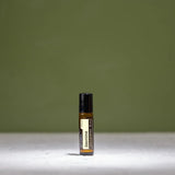 dōTERRA Jasmin Touch Roll-On 10ml – Flasche vor olivgrünem minimalistischem Hintergrund | doTERRA