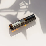 dōTERRA Jasmin Touch Roll-On 10ml – Flasche mit Blattschatten auf weißer Oberfläche | doTERRA