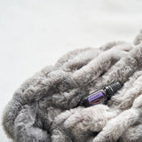 dōTERRA Konsole Mischung 5ml Flasche auf flauschiger grauer Decke | doTERRA