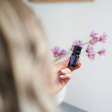 dōTERRA Konsole Mischung 5ml – Hand mit Rosen hält Flasche | doTERRA
