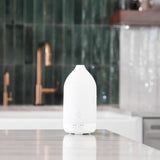 dōTERRA LaLuz Diffuser weiß in Küche mit Marmor und Kupfer | dōTERRA Aromatherapie Diffuser