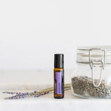 dōTERRA Lavendel Touch Roll-On 10ml – Getrockneter Lavendel, Flasche, Kristall und Zweig vor weißem Hintergrund | doTERRA