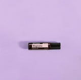 dōTERRA Magnolia Touch Roll-On 10ml – Flasche vor lila-lavendelblauem minimalistischem Hintergrund | doTERRA