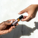 dōTERRA Magnolia Touch Roll-On 10ml – Zwei Hände streicheln im Sonnenlicht mit Schatten | doTERRA