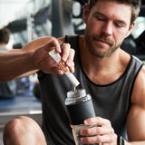 dōTERRA MetaPWR Advantage – Muskulöser Mann im Fitnessstudio mit Flasche | doTERRA